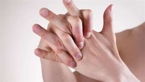طبيب يجيب.. هل هناك خطورة من طرقعة المفاصل والأصابع بصورة مستمرة؟