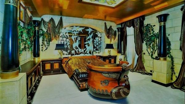 جولة داخل شقة «الفرعون المصري» في موسكو.. السرير عبارة عن سفينة حربية| شاهد 