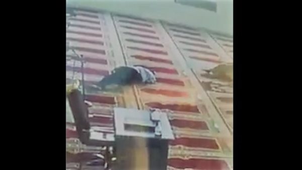 «حسن الخاتمة».. سكتة قلبية مفاجأة تودي بحياة مؤذن أثناء رفعه لأذان العصر | شاهد 