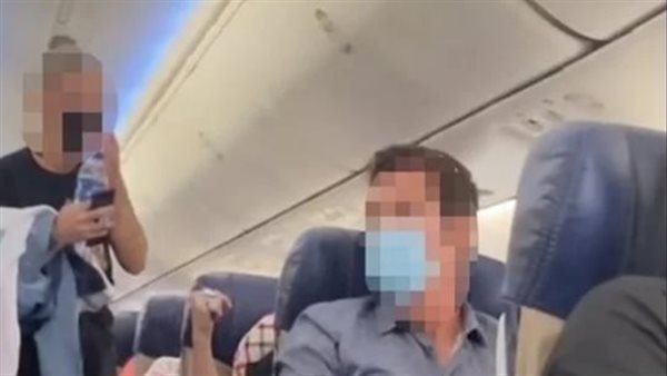 هددتا بـ سحل الركاب.. طرد مسافرة وابنتها من طائرة بالقوة| شاهد 