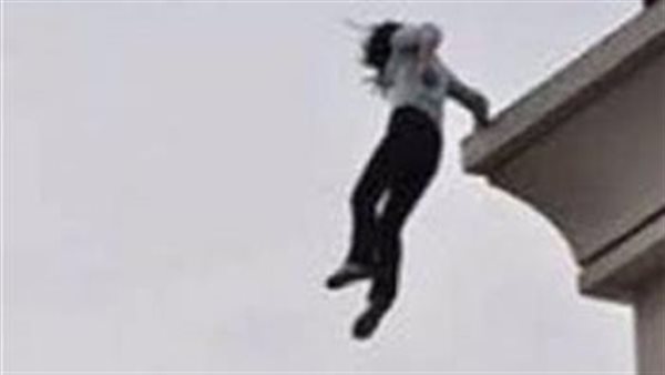 أجبروها على الدعارة فألقت نفسها من الدور الثالث.. اعترافات مثيرة لوالدة فتاة بني سويف