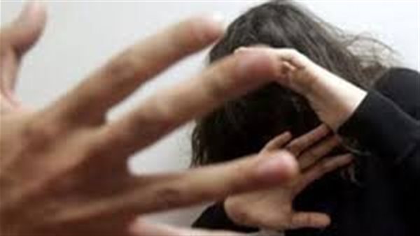 إجراءات قانونية تحفظ حقوقك.. لو زوجك ضربك وطردك من البيت| شاهد 