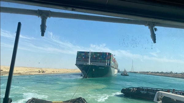 تم قطرها بالكيلو 54..تفاصيل 10 دقائق جنحت فيها سفينة بنمية في قناة السويس 