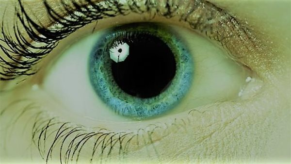 أمر مستحيل.. شاب يمتلك قدرة غير عادية في عينيه ليس لها تفسير علمي | فيديو