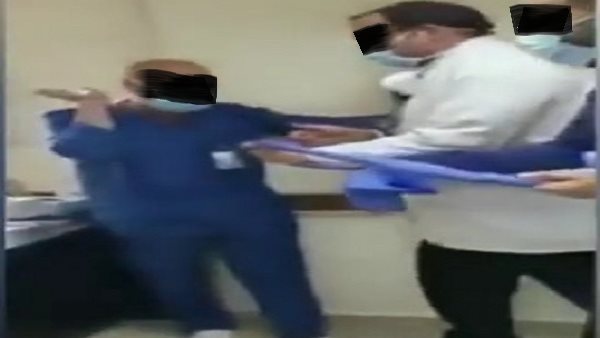 يجبره على السجود لكلبه.. فضيحة أخلاقية لطبيب مشهور يعذب ممرضا| شاهد 