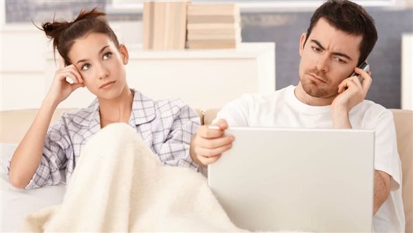 الإفتاء توضح حكم الدين.. رجل يجبر زوجته على دفع مصروفات المنزل