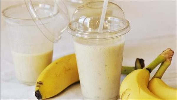 صدمة لعشاق الموز باللبن.. احذر من خطورة تناول الفاكهة مع الحليب | شاهد 