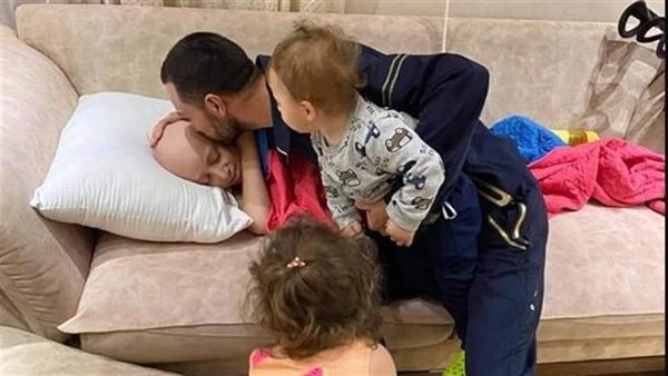 ابكي الشعوب العربية.. قبلة الوداع لطفل فلسطيني مصاب بالسرطان | شاهد 