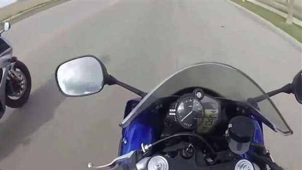 وسط حالة من الخوف والهلع.. شاب يطير بـ«موتوسيكل» بطريق بلبيس الصحراوي| شاهد 