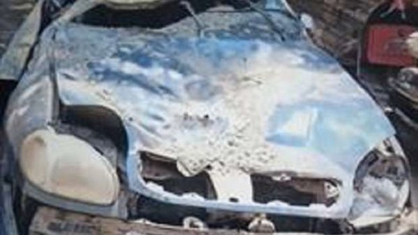 وقع على التاكسي دمره.. سائق يفقد لقمة عيشه بسبب إزالة طابق مخالف| شاهد 