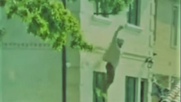 الزوج هددها بمسدس.. سيدة تلقي بنفسها من الطابق الثاني بعد اتهامها بالخيانة | فيديو