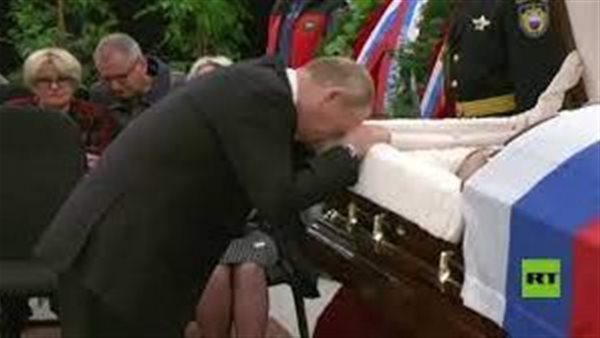 في مشهد مؤثر.. بوتين يلقي نظرة الوداع على وزير ضحى بحياته| شاهد 