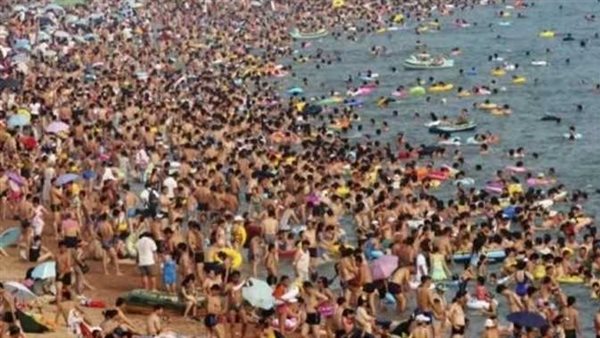 حادث لا يصدق.. شاب يغتصب فتاة في البحر أمام الآلاف