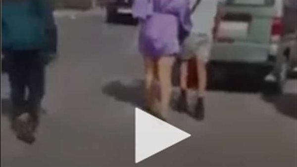 صديقه يوثق بالفيديو.. شاب يجرد فتاة من ملابسها في الشارع ويتحرش بها