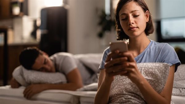 الإفتاء توضح.. إذا كانت المرأة تحب رجلا غير زوجها.. ماذا تفعل؟| شاهد 