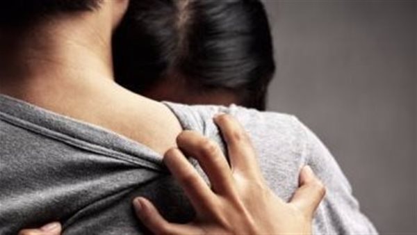 خانني في البلكونة مع زميلة أخته.. تفاصيل مثيرة ترويها سيدة أمام محكمة الأسرة