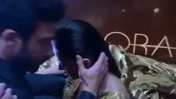 بعد تعرضها للإغماء.. شاهد لحظة سقوط فنانة شهيرة في حفل موريكس مور|شاهد