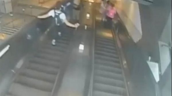 فضحته كاميرات المراقبة..شاب يدفع سيدة أثناء وقوفها على السلم الكهربائي بـ المترو