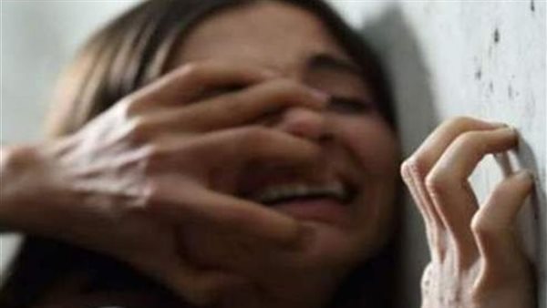 وضعوا مطواة على رقبة طفلتها..تفاصيل مثيرة في هتك عرض ربة منزل وتصويرها عارية بالشرقية