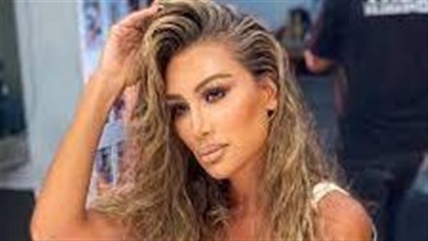 غريبة.. مايا دياب تثير الجدل بإطلالة كاو بوي | شاهد