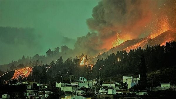لقطات من الجحيم.. بركان ينفجر وسط جزيرة سياحية وحمم ودخان يغطي السماء | فيديو