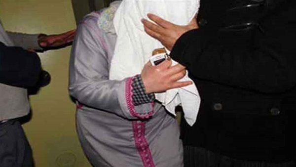 طلب مني إقامة علاقة جنسية..سيدة تطعن سائق توك توك بعد استدراجه