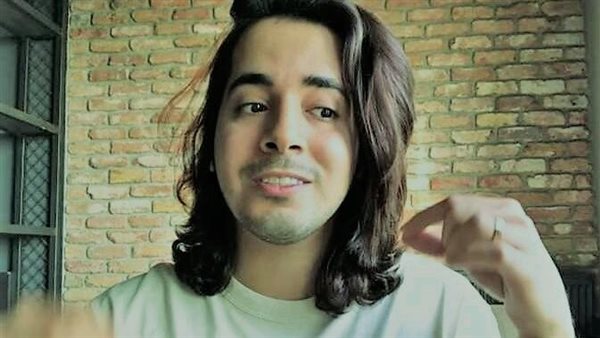 سترة..بدر خلف يثير الجدل مجددًا بعد ارتدائه الحجاب | فيديو