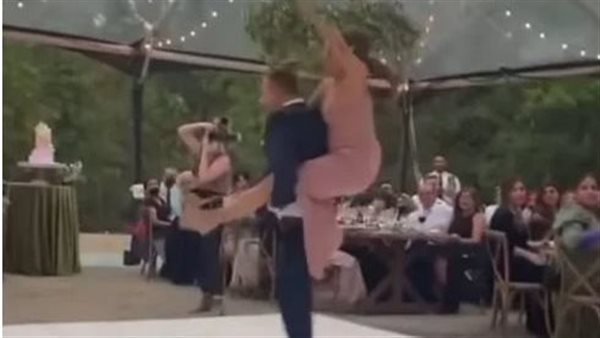 أثناء الرقص.. لحظة سقوط عروسان من فوق خشبة المسرح|فيديو