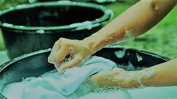 لهذا السبب.. محكمة تجبر متهمًا على غسل ملابس النساء لـ 6 أشهر