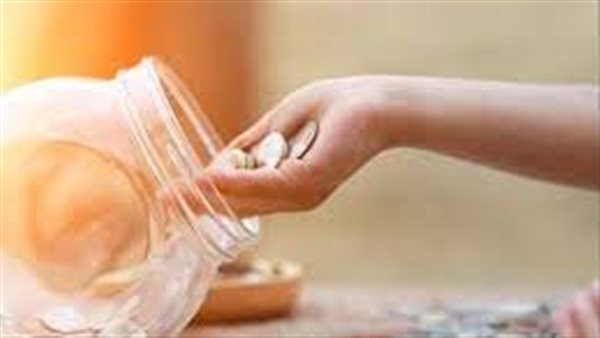 الإفتاء تجيب..ما حكم الرجل الذي لا يترك مالا لزوجته؟ | فيديو