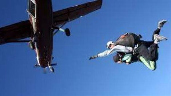 لحظات رعب.. احتراق طائرة بعد ثوان من قفز لاعبي المظلات | شاهد