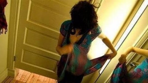 الإفتاء تحسم الجدل..هل خلع المرأة لملابسها خارج منزلها حرام؟