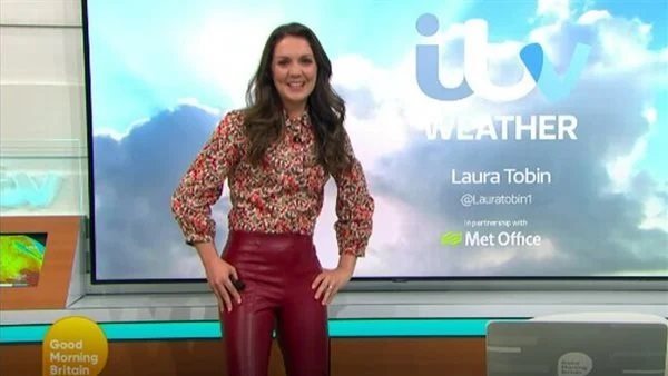 بسبب ضحكات زملائها.. بنطلون جلد أحمر يحرج مذيعة على الهواء 