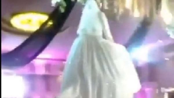 متابعون:طايرة من الفرحة..عروس تدخل قاعة الأفراح على «ستاند الكاميرا» | فيديو