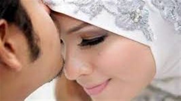  الإفتاء تجيب..هل يجوز تقبيل الزوجة أمام المعازيم في الفرح؟