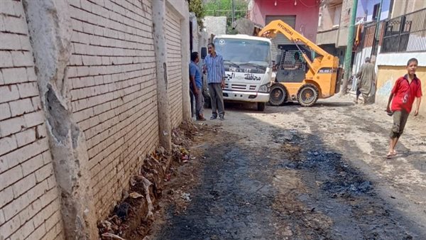 استعدادا للعام الدراسي..وحدة الاقواز ترفع تراكمات الطوب والأتربة أمام مدرسة الشهيد محمود حنفي بالصف