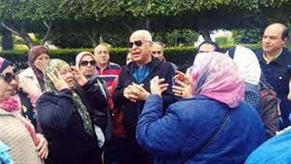 الازمات تتوالي بنادي سموحة.. والاعضاء يفتحون النار على فرج عامر