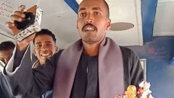 نفسي الناس تسمع أشعاري.. صاحب فيديو الطفاية دي يكشف حقيقة عمله كومبارس | شاهد