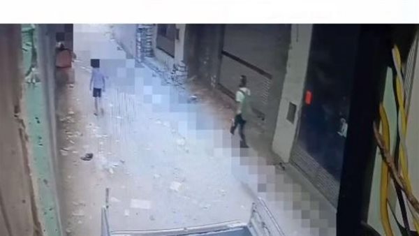 كاميرات المراقبة فضحته..شاب يتحرش بطفل في مدخل عمارته | شاهد