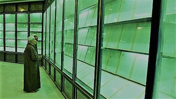 كُتب بـ 27 لترًا من دماء صدام حسين … قصة مصحف تخفيه العراق وراء ثلاثة أبواب | شاهد