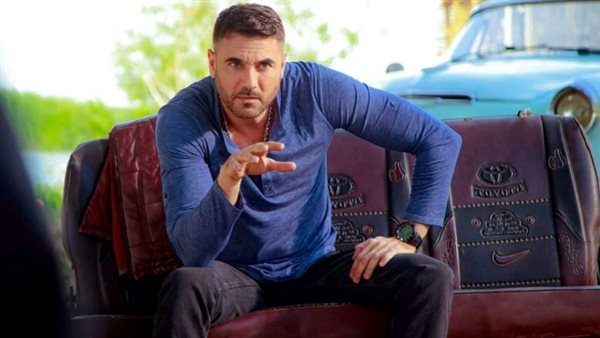 بعد طلبه مبلغًا من المال.. هكذا تصرف أحمد عز مع شاب من داخل سيارته | فيديو