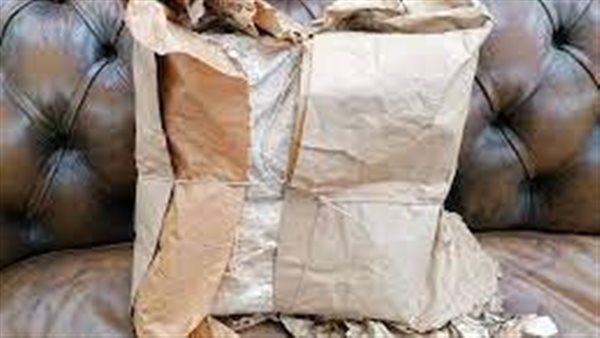 لم يفتح منذ 70 عامًا.. حكاية طرد غامض يكشف مفاجأة من الحرب العالمية | شاهد