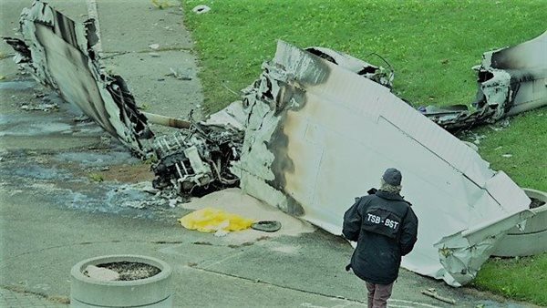 هل تتزوجينني؟..موعد غرامي على متن طائرة ينتهي بتحطمها