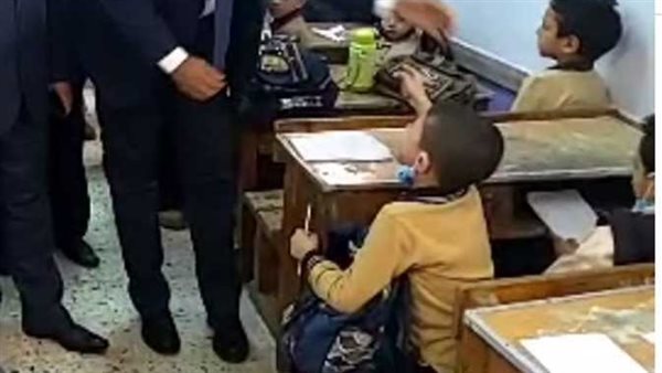 على طريقة ربع ساعة والنبي يا حاجة.. طفل يتوسل لمحافظ الدقهلية باكيًا: عايز أروح | فيديو