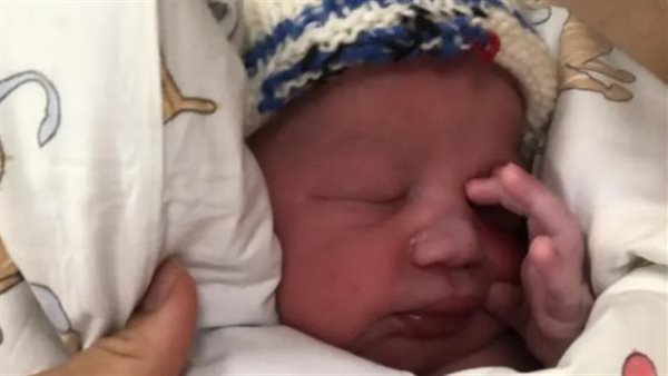 سيدة تنجب بدون حمل.. آلام في المعدة انتهت بولادة طفل | شاهد