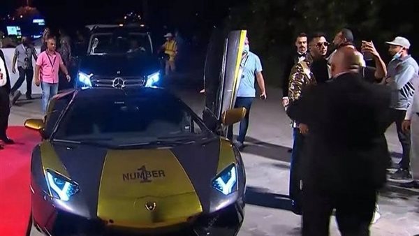 برقم خرافي ومطلية ذهب.. سعر سيارة محمد رمضان في مهرجان الجونة | شاهد 