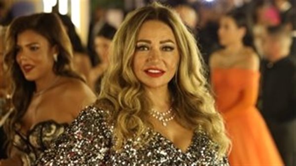 شاهد..لحظة إنقاذ ليلى علوي من السقوط على السجادة الحمراء لمهرجان الجونة 