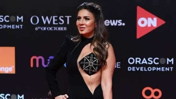 متثبت بدعامة..تفاصيل إطلالة نجلاء بدر المثيرة للجدل في الجونة | شاهد