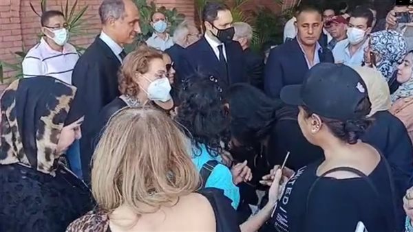 أمام مقبرة الرئيس الراحل..سيدة تقبل يد سوزان مبارك | فيديو 