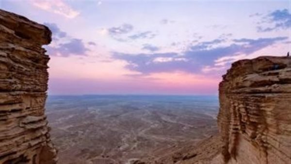 9 قتلى ومصابين.. السعودية تكشف تفاصيل سقوط حافلة من حافة نهاية العالم